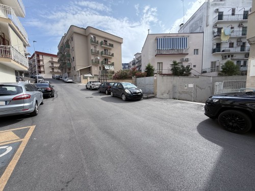 Ampio Locale Garage in Zona Periferica